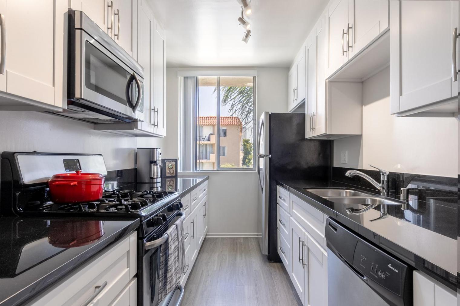 Apartment Brentwood 2br W Outdoor Pool Nr Shops Lax-146 Los Angeles