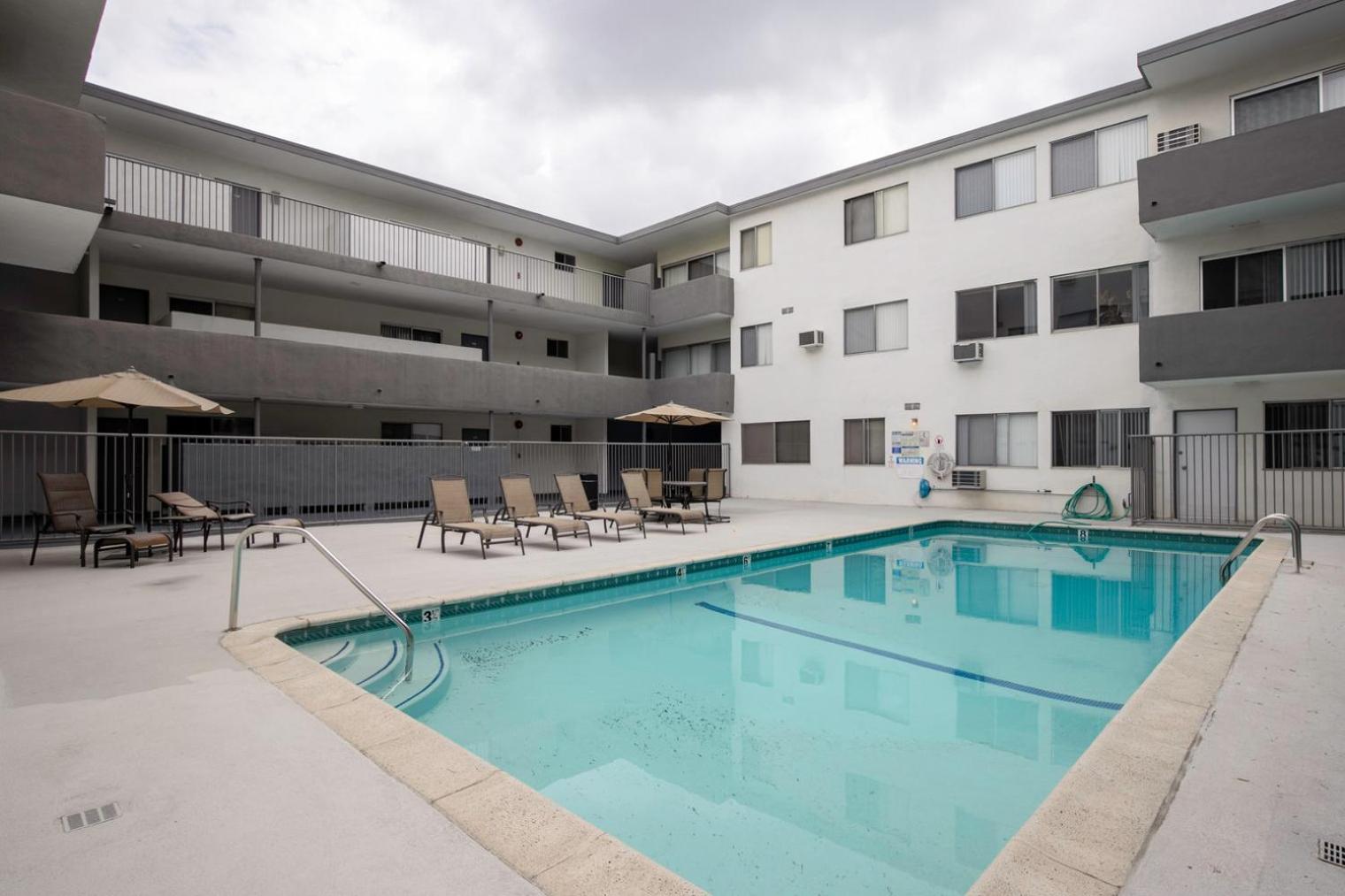 Apartamento Brentwood 2br W Outdoor Pool Nr Shops Lax-146 *